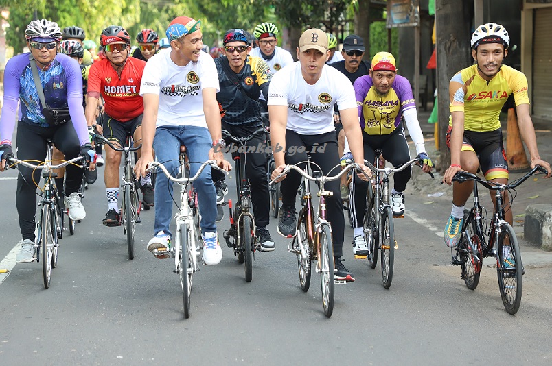 Gowes Bareng Bersama Pecinta Ratusan Sepeda Mini